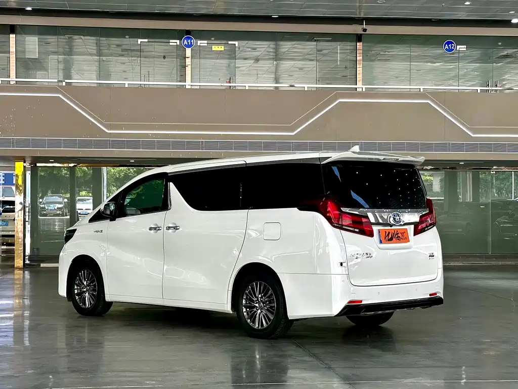 Toyota Alphard — миниатюра 18