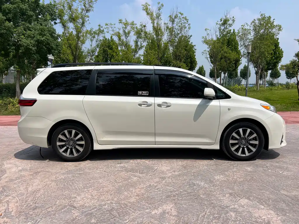 Toyota Sienna — миниатюра 6