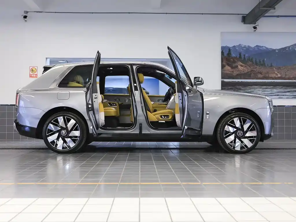 Rolls-Royce Cullinan 2025 мест