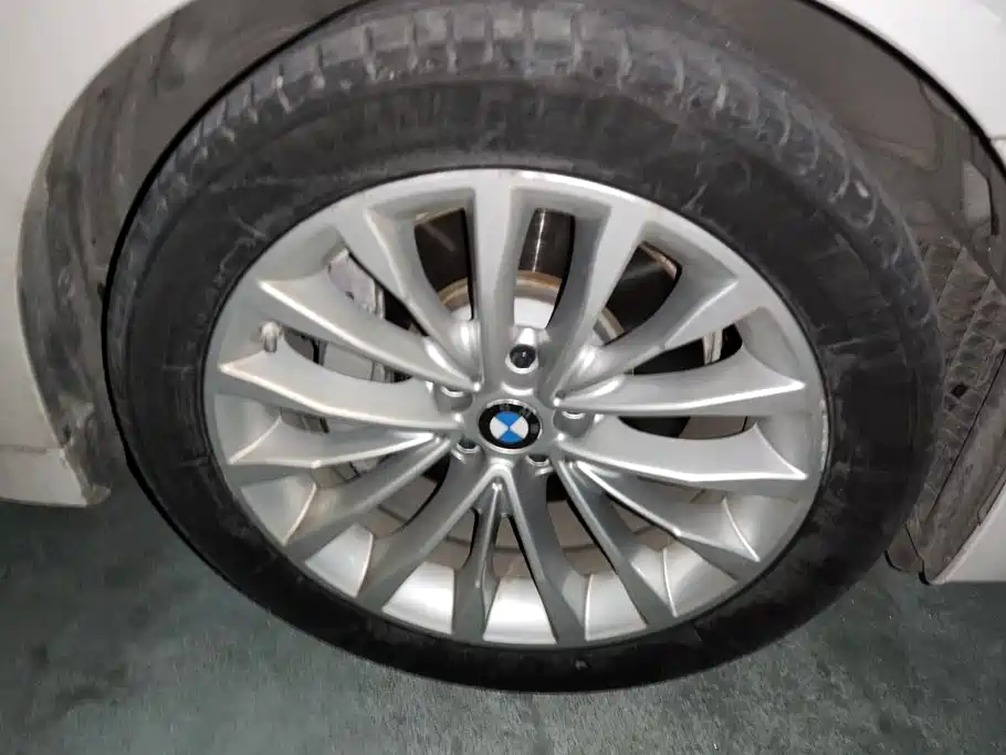 BMW 5 Series — миниатюра 6
