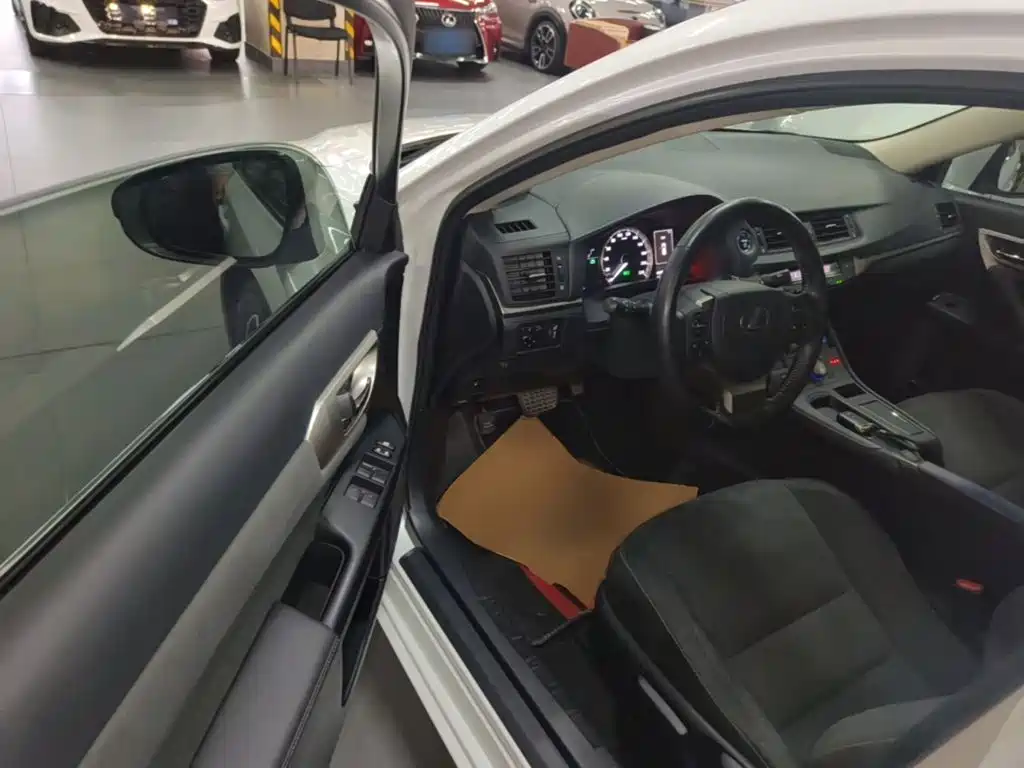Lexus CT — миниатюра 16