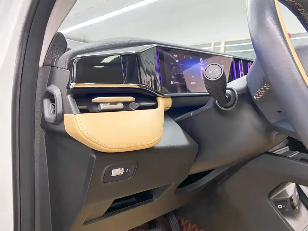 Geely Boyue L — миниатюра 11