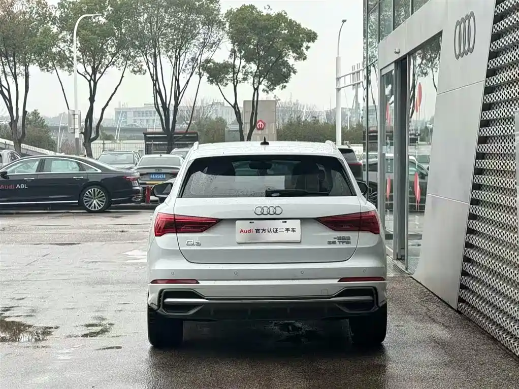 AUDI Q3