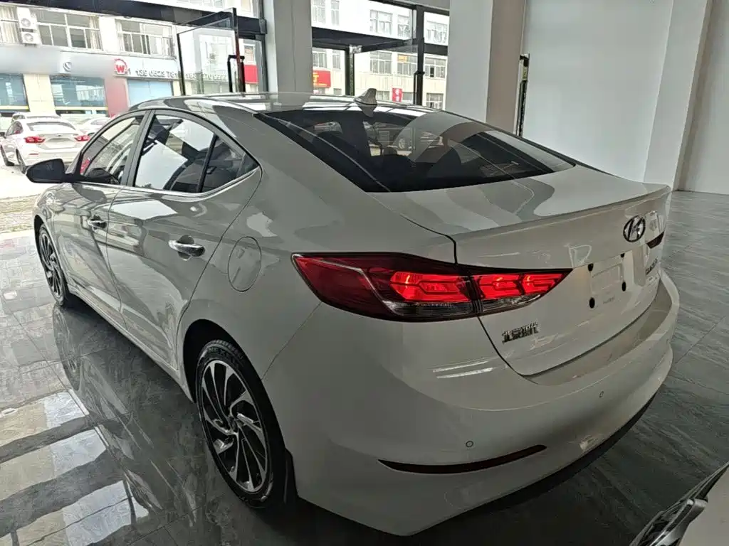 Hyundai Elantra — миниатюра 5