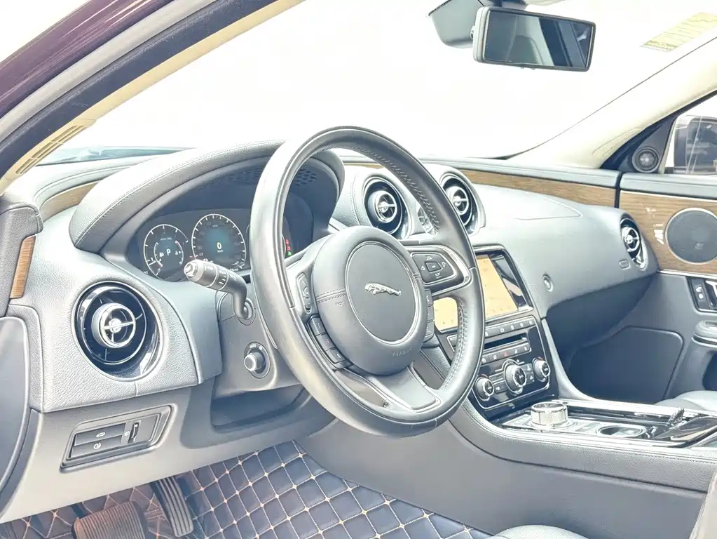 Jaguar XJ — миниатюра 8