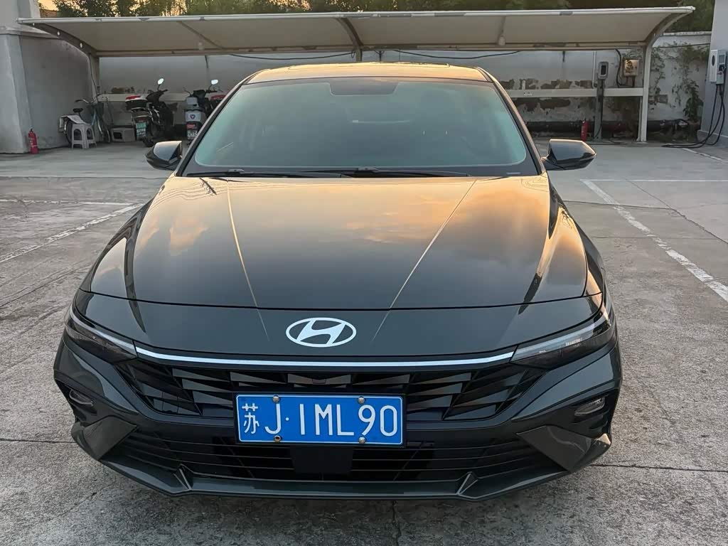 Hyundai Elantra 1.5 л 2025 г. Серебристо-серый, пробег 2500 км
