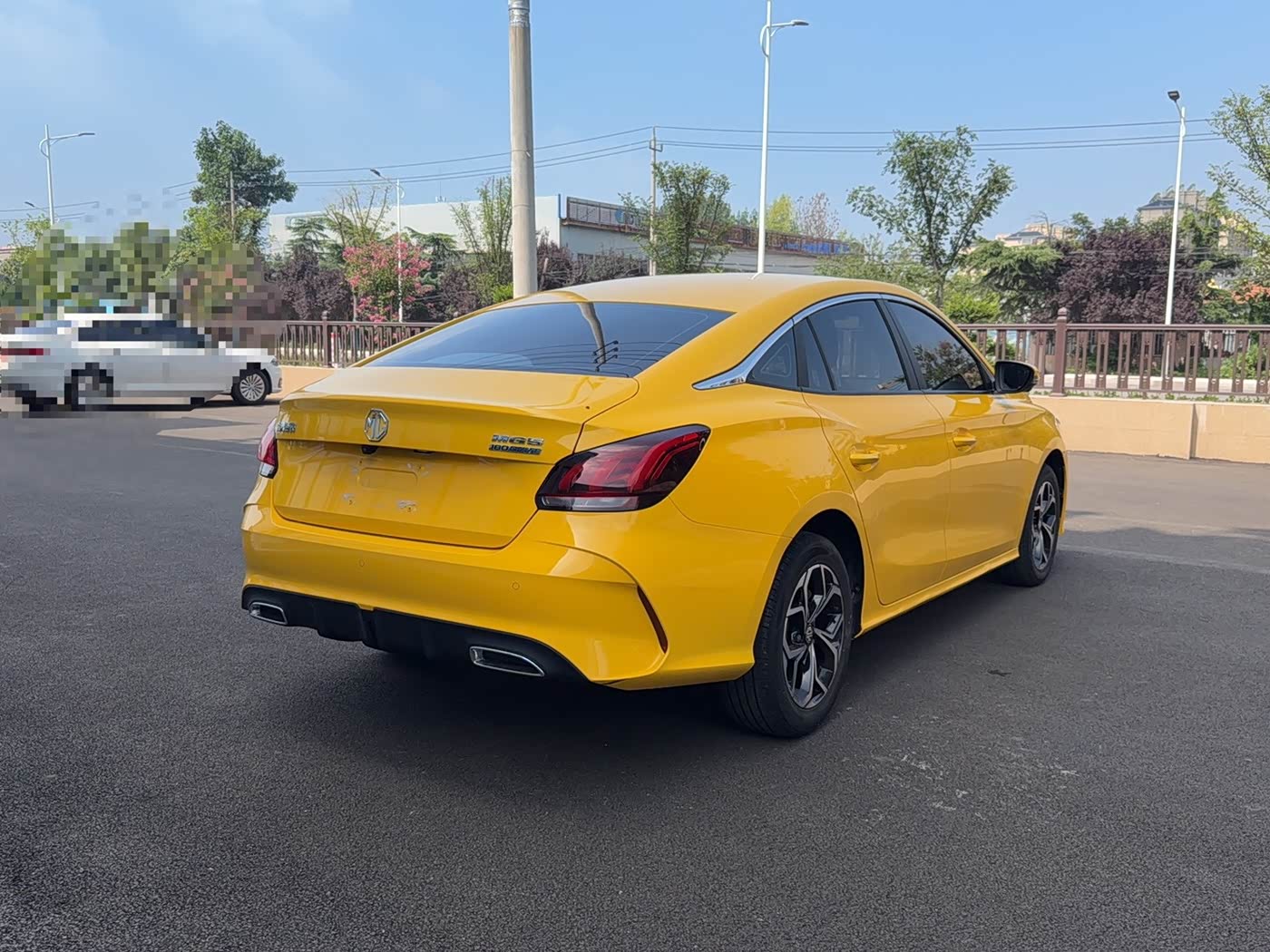 MG MG5 1.5 л 2023 г. желто-оранжевый, пробег 20000 км