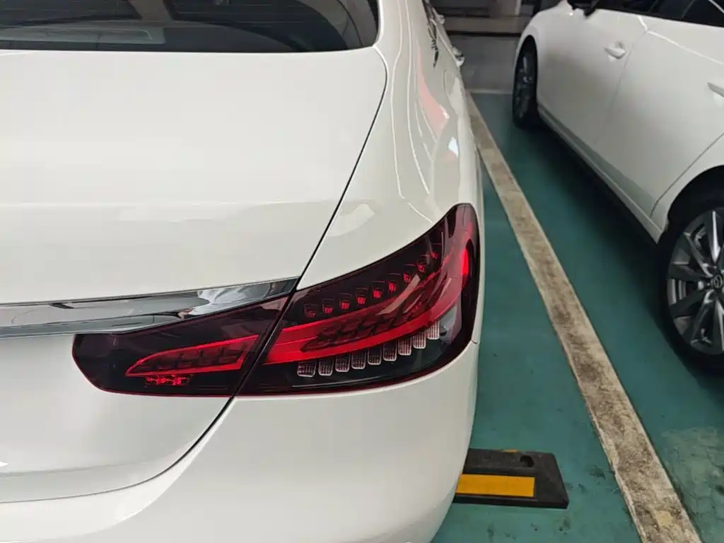Mercedes-Benz E-Class — миниатюра 8