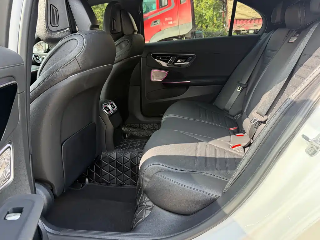 Mercedes-Benz C-Class — миниатюра 11