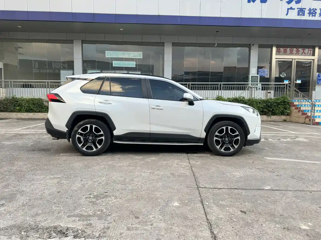 Toyota RAV4 — миниатюра 8
