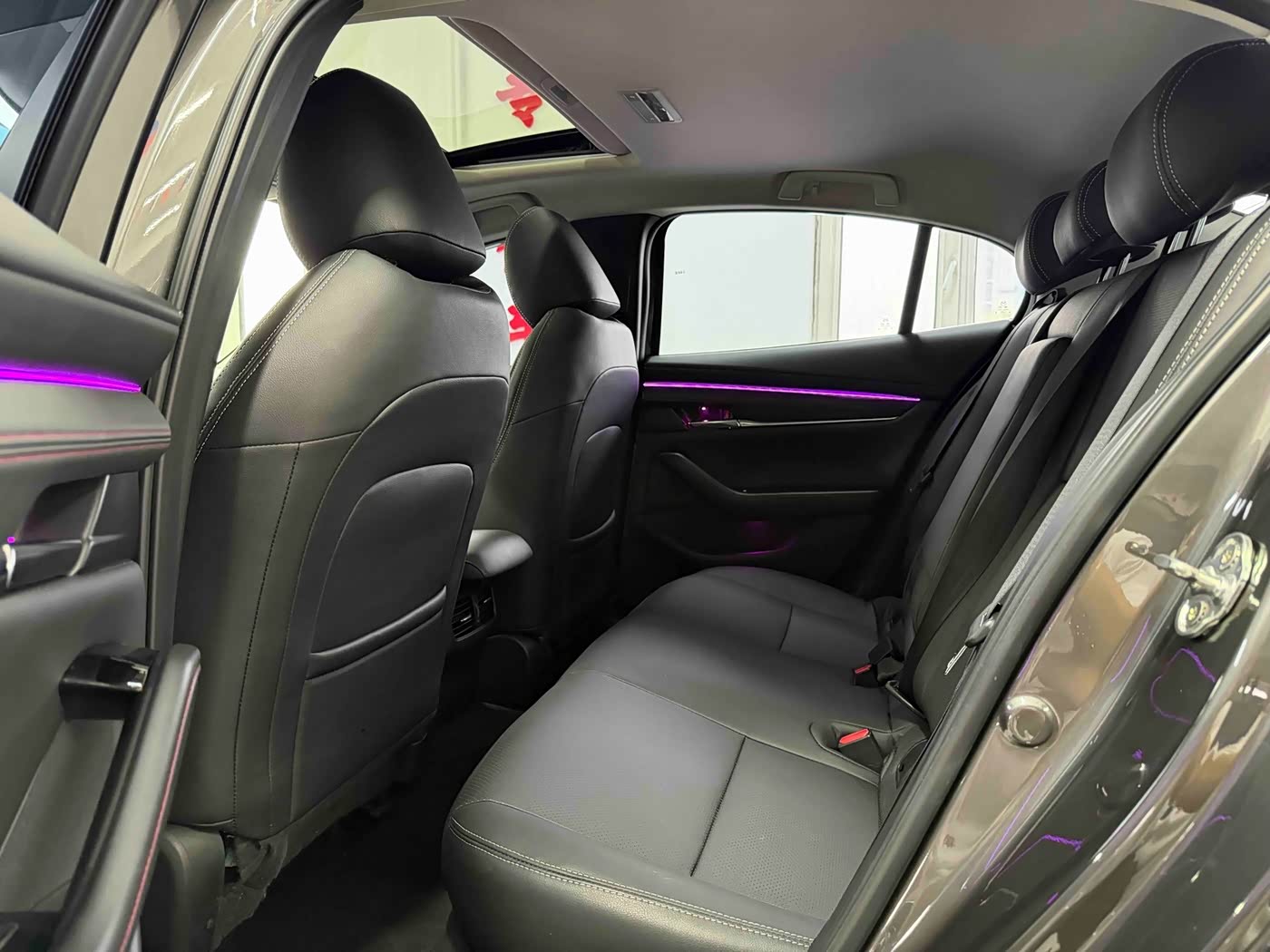 Mazda Mazda3 Axela 2.0 л 2023 г. Серебристо-серый, пробег 21000 км