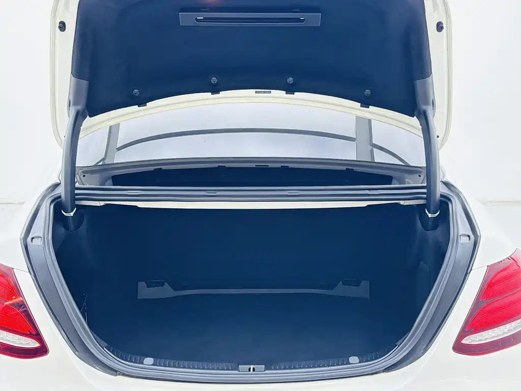 Mercedes-Benz E-Class — миниатюра 18