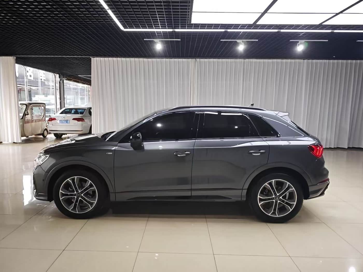 Audi Q3 1.4 л 2023 г. Серебристо-серый, пробег 38000 км