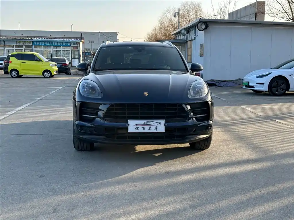 PORSCHE MACAN