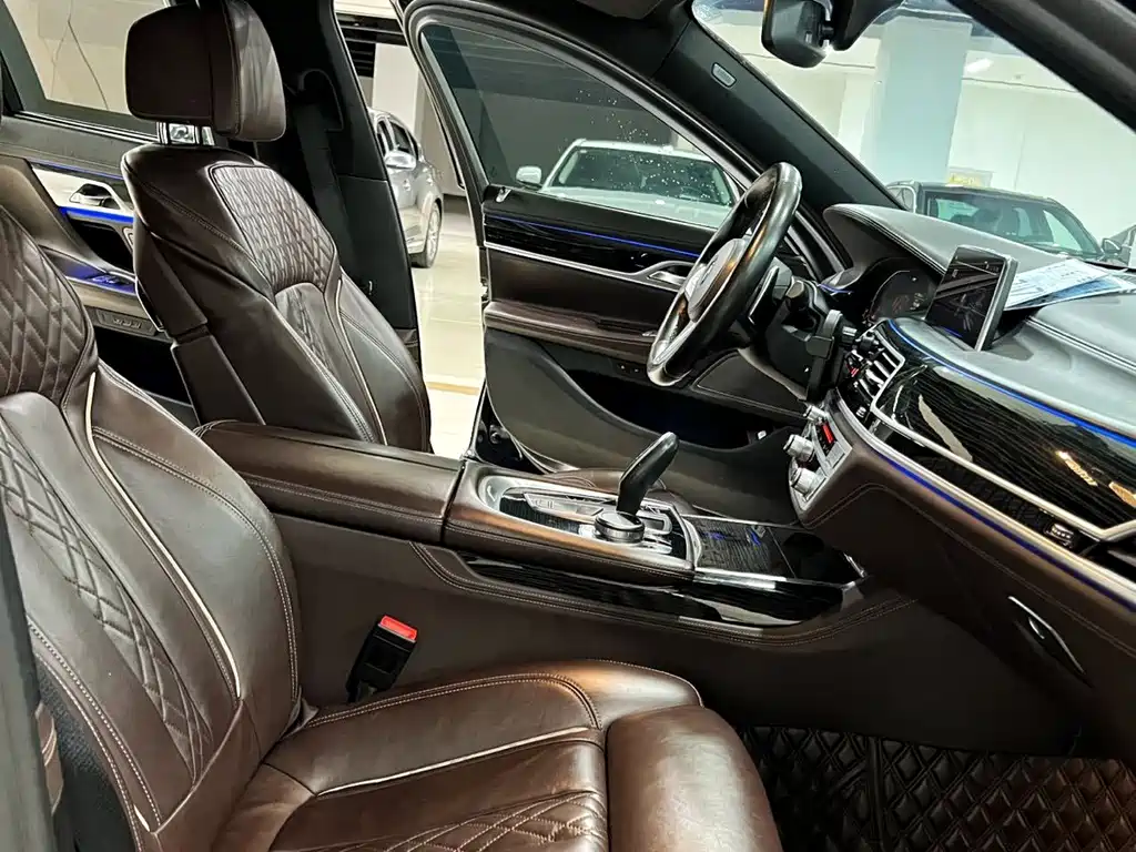 BMW 7 Series — миниатюра 7