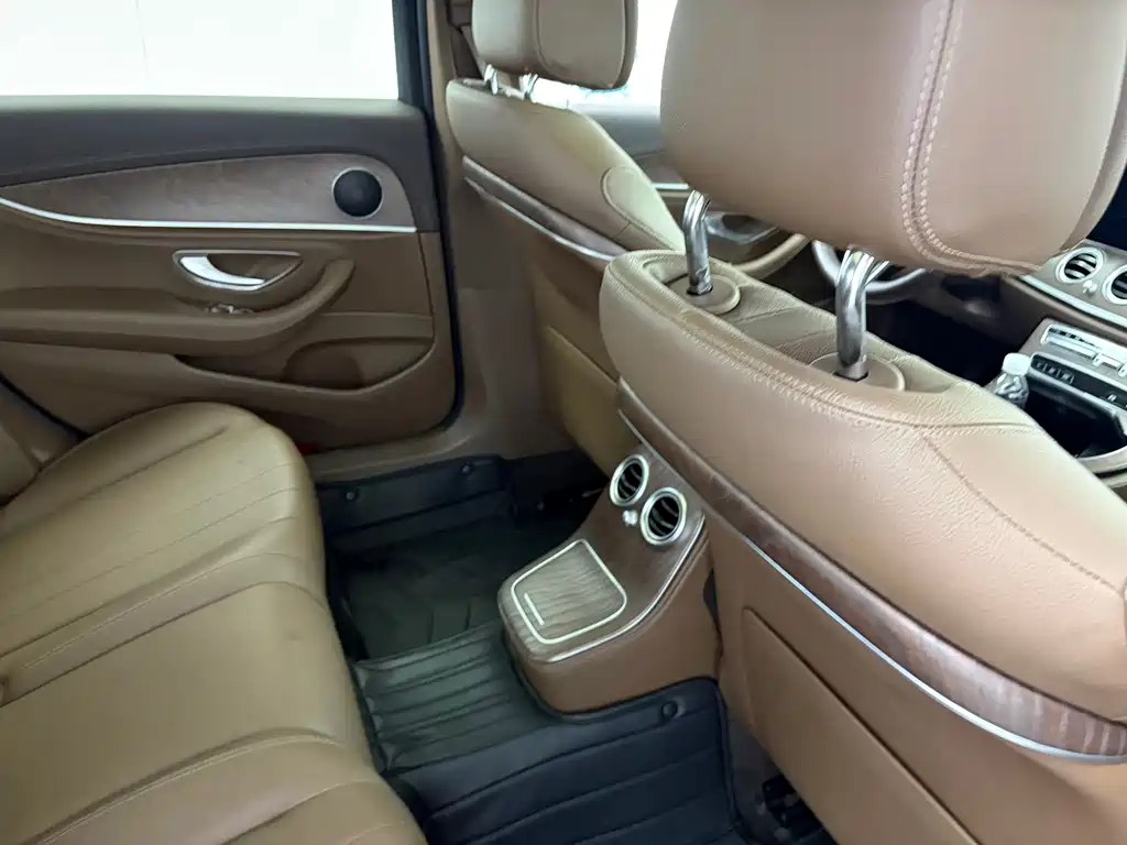 Mercedes-Benz E-Class — миниатюра 11