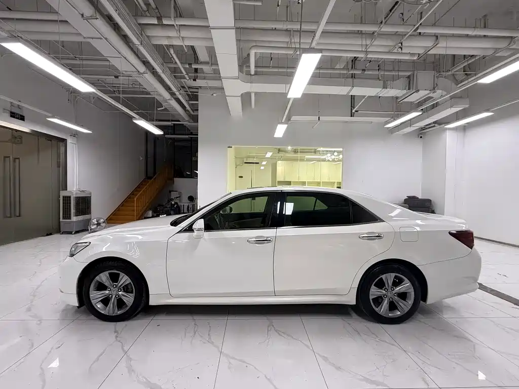 Toyota Crown — миниатюра 3