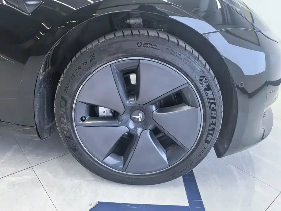 Tesla Model 3 — миниатюра 6