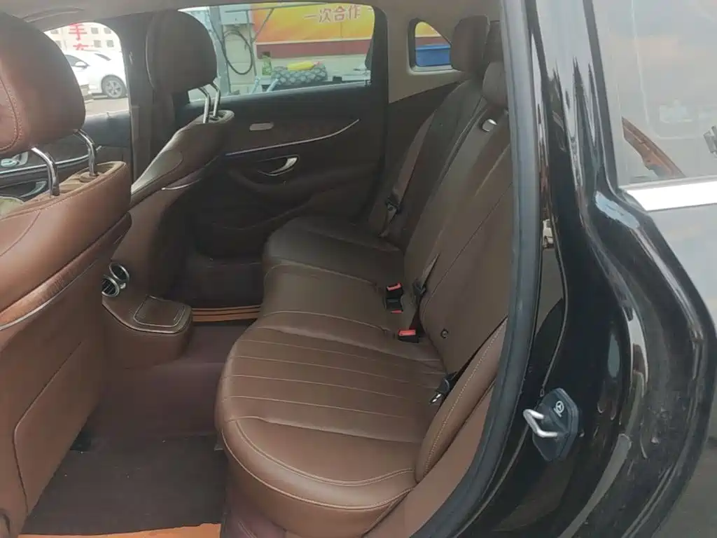 Mercedes-Benz E-Class — миниатюра 17