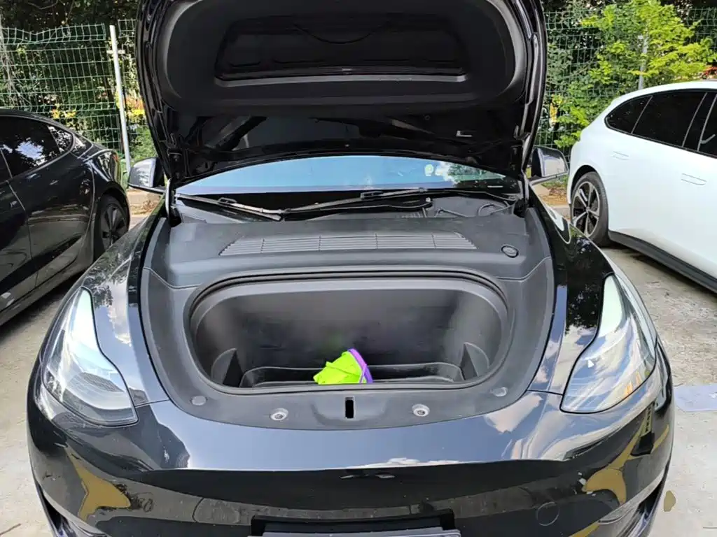 Tesla Model Y — миниатюра 20