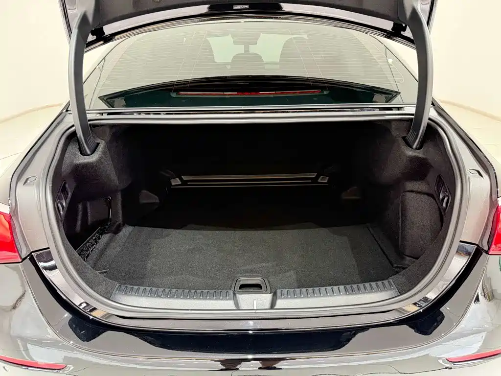 Mercedes-Benz E-Class — миниатюра 30