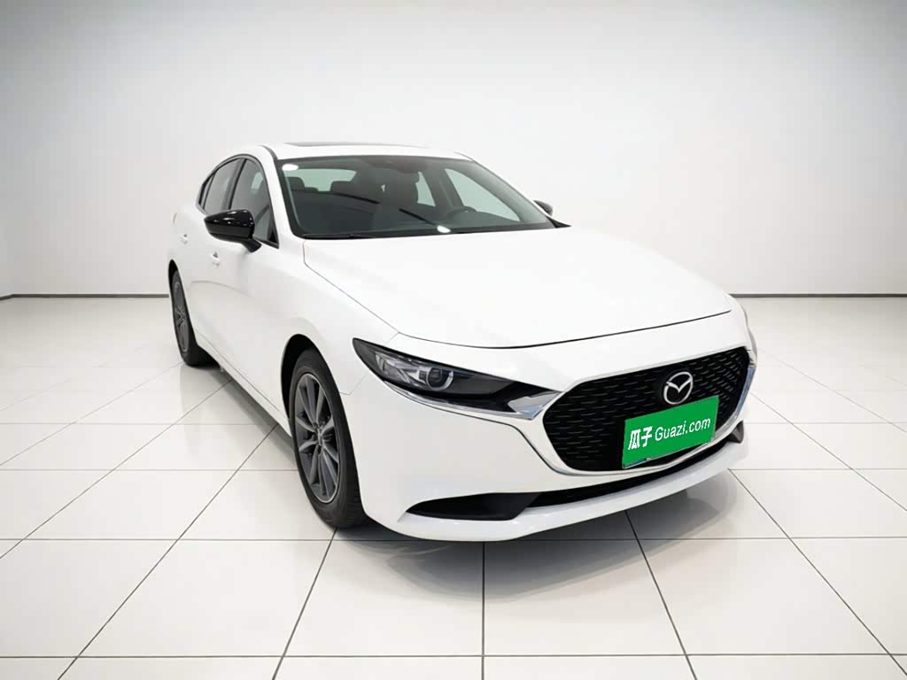 Mazda Mazda3 Axela 2.0 л 2023 г. Белый, пробег 26700 км