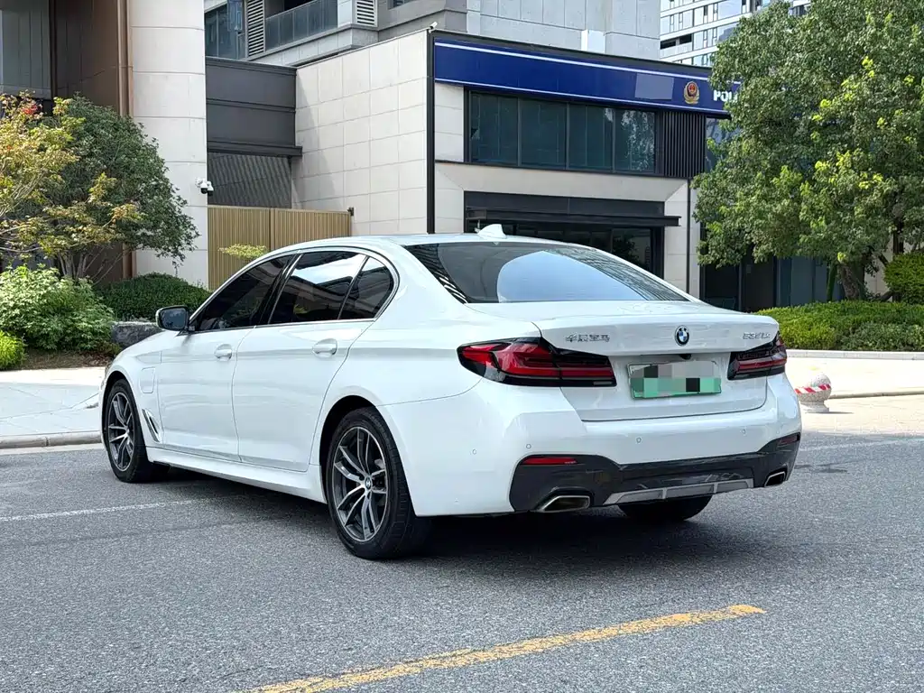 BMW 5 Series New Energy — миниатюра 7