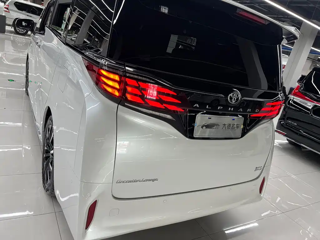 Toyota Alphard — миниатюра 7