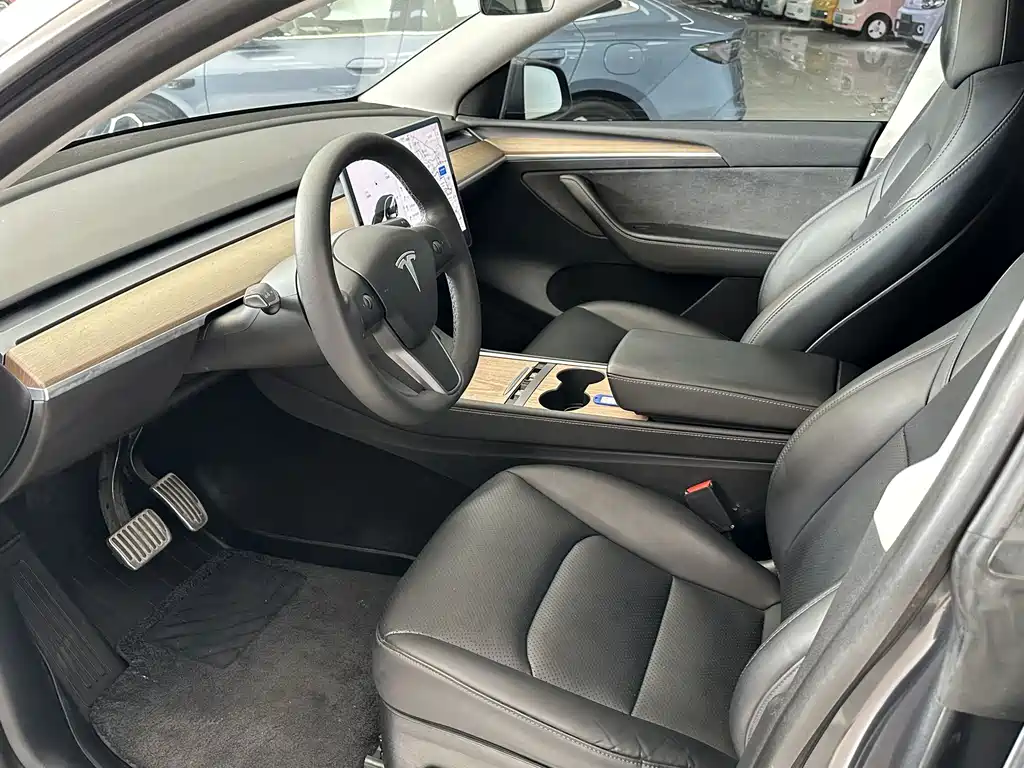 Tesla Model Y — миниатюра 9