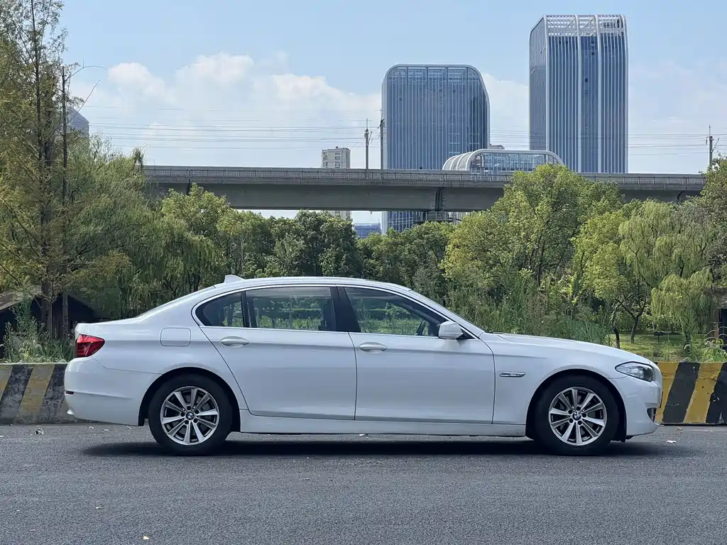 BMW 5 Series — миниатюра 7