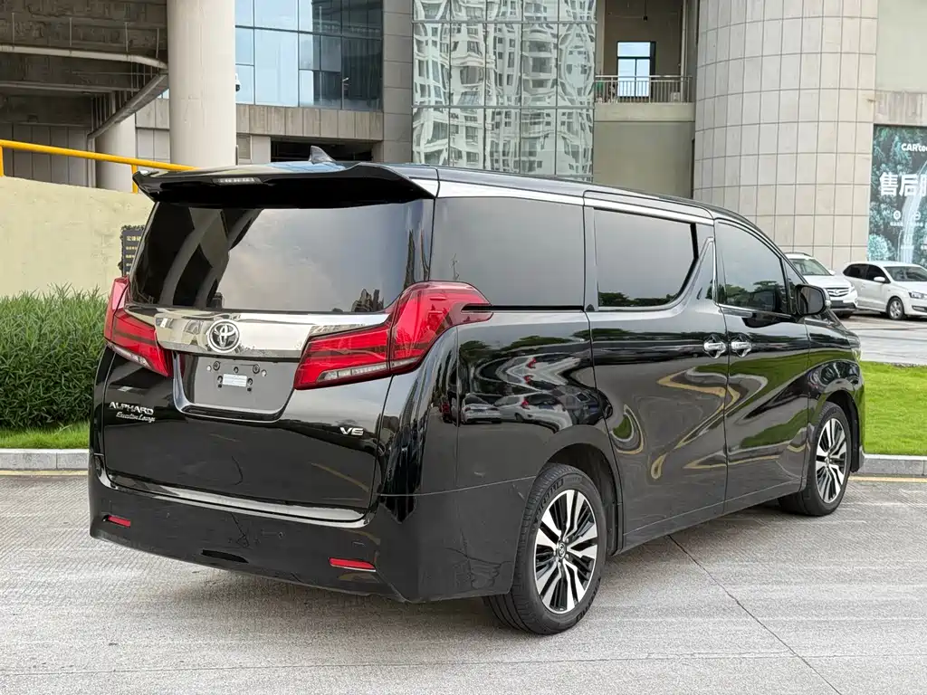 Toyota Alphard — миниатюра 10