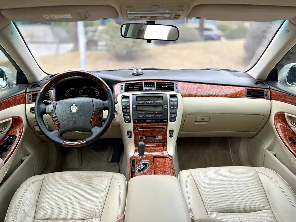 Toyota Crown — миниатюра 6