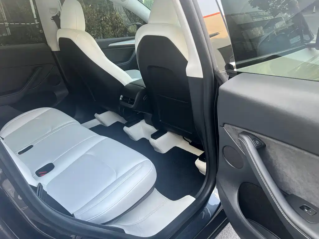Tesla Model Y — миниатюра 16
