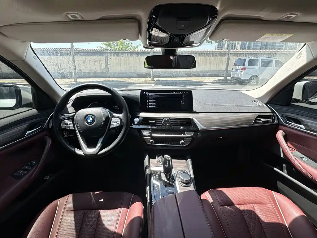 BMW 5 Series New Energy — миниатюра 7
