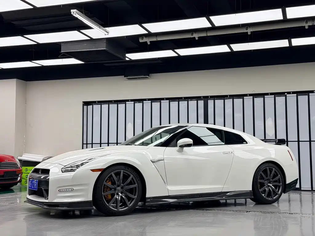 NISSAN GT R