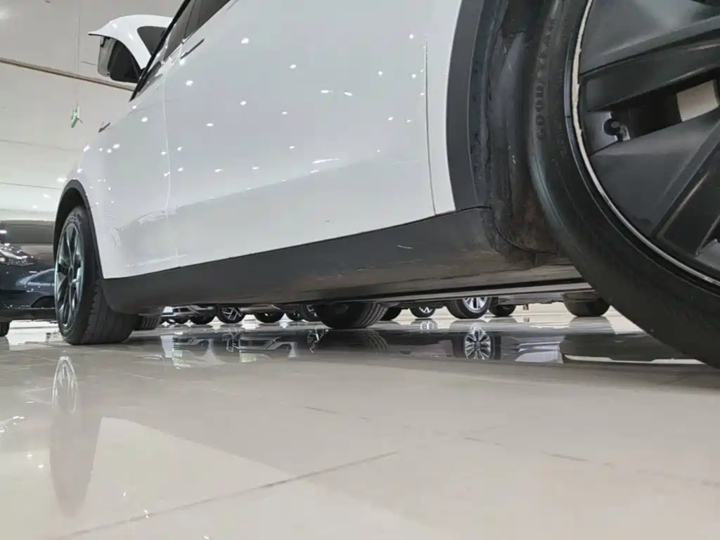 Tesla Model Y — миниатюра 21