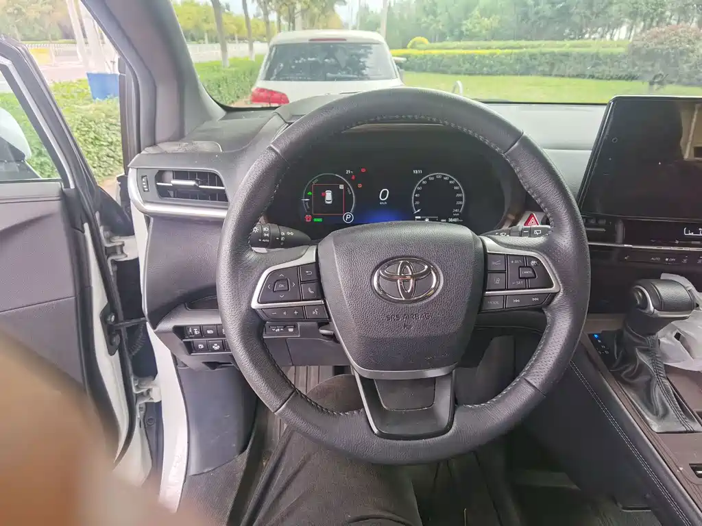 Toyota Granvia — миниатюра 7