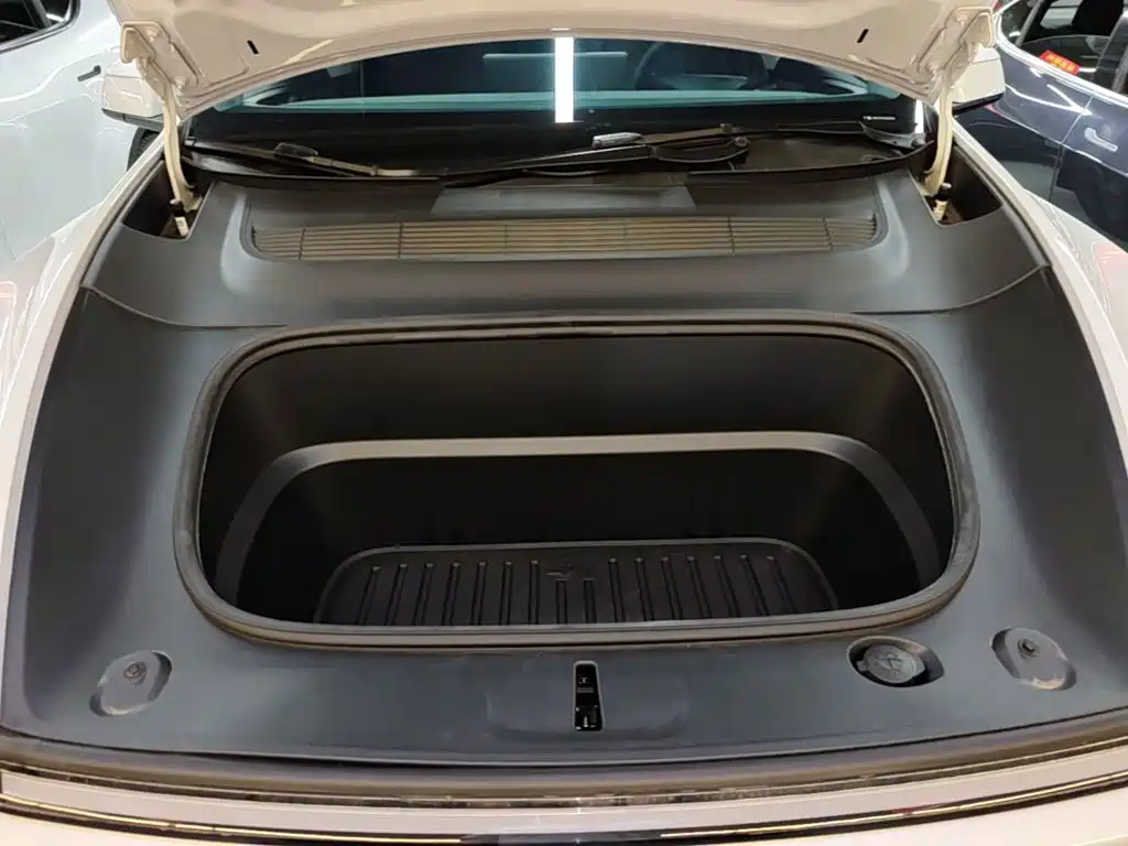 Tesla Model Y — миниатюра 20