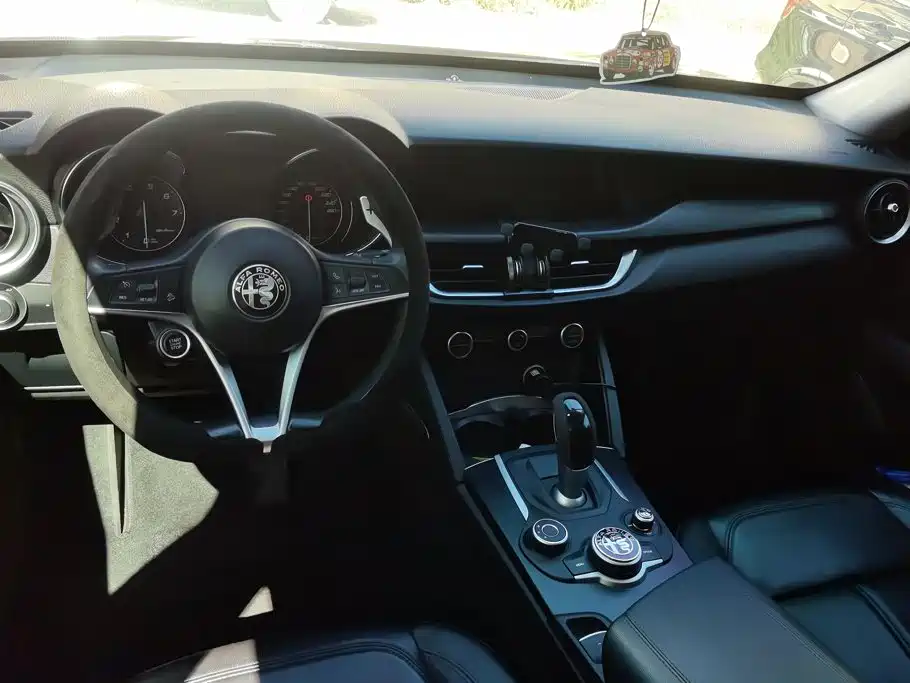 Alfa Romeo Stelvio — миниатюра 12