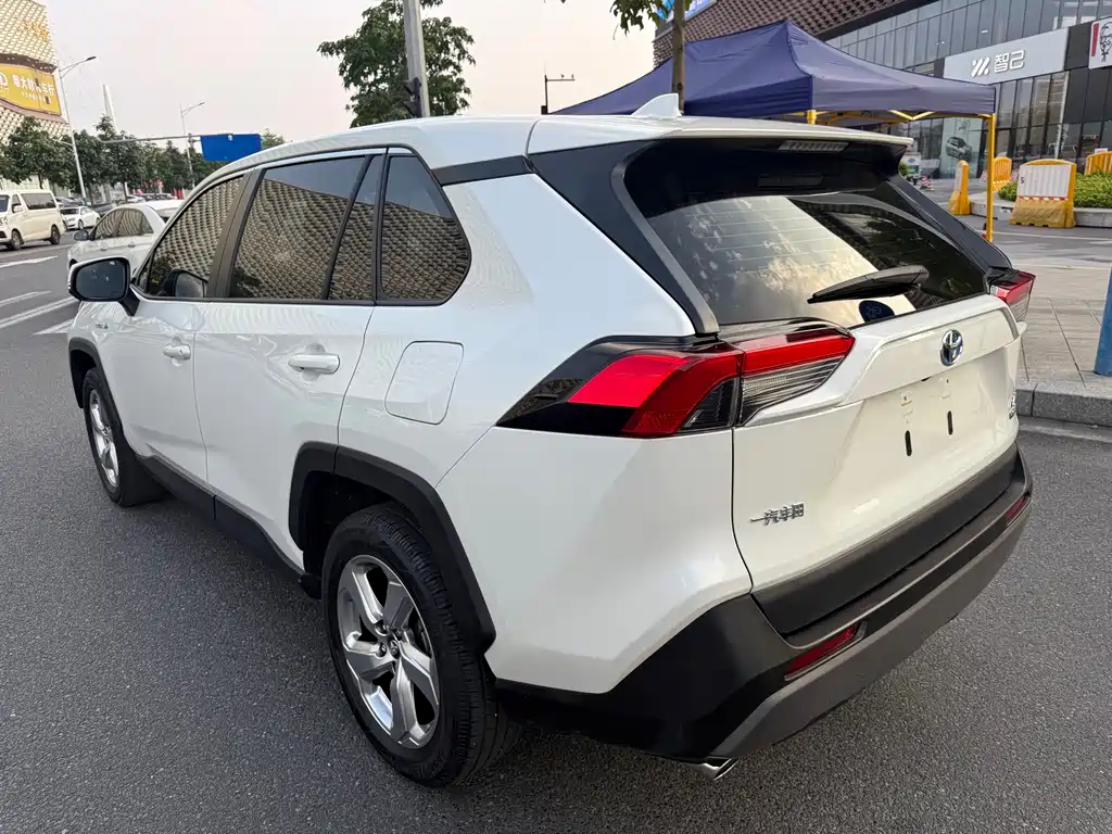 Toyota RAV4 — миниатюра 3