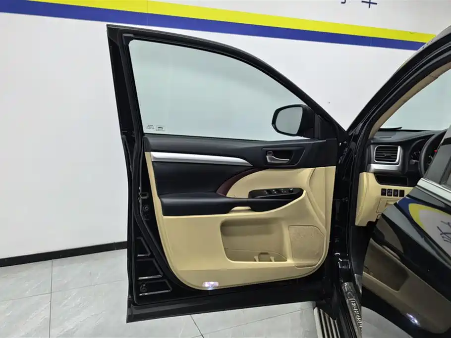 Toyota Highlander 2017 2.0T Elite 7 мест