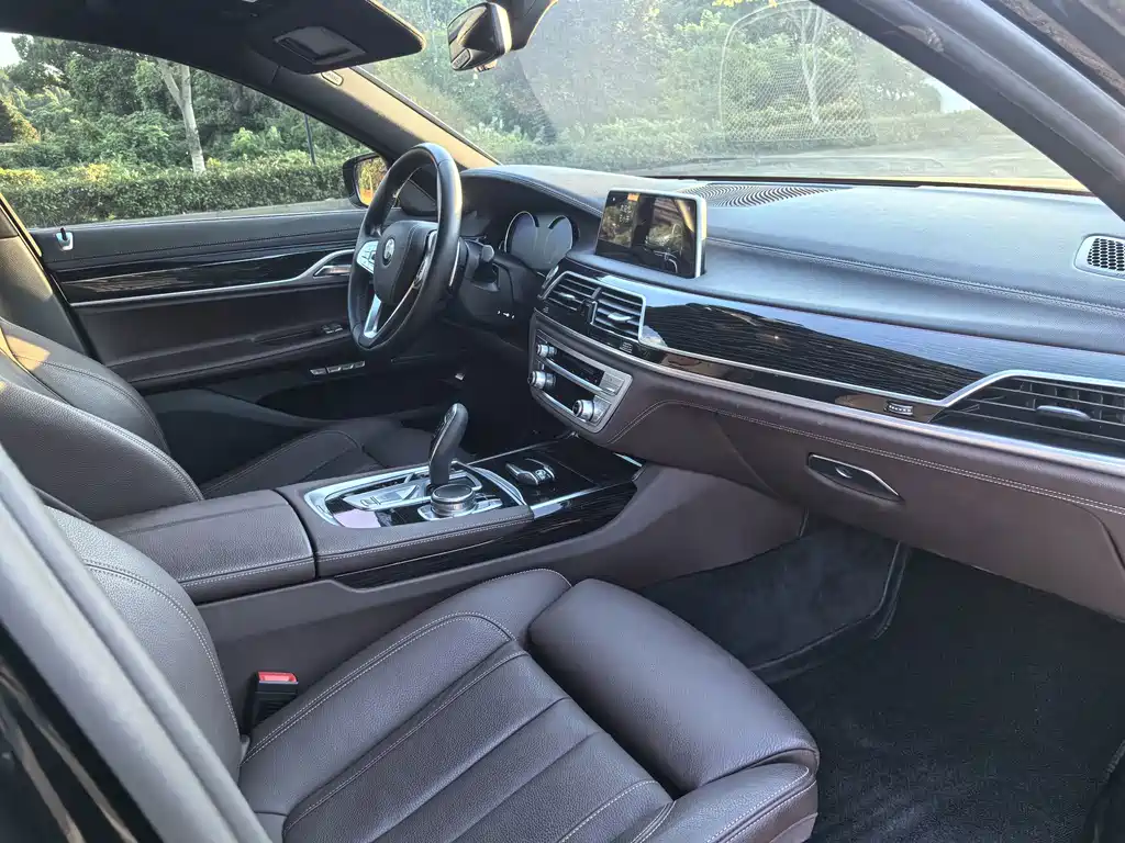 BMW 7 Series — миниатюра 19