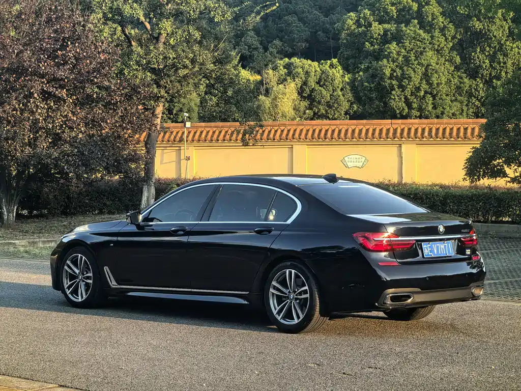 BMW 7 Series — миниатюра 31