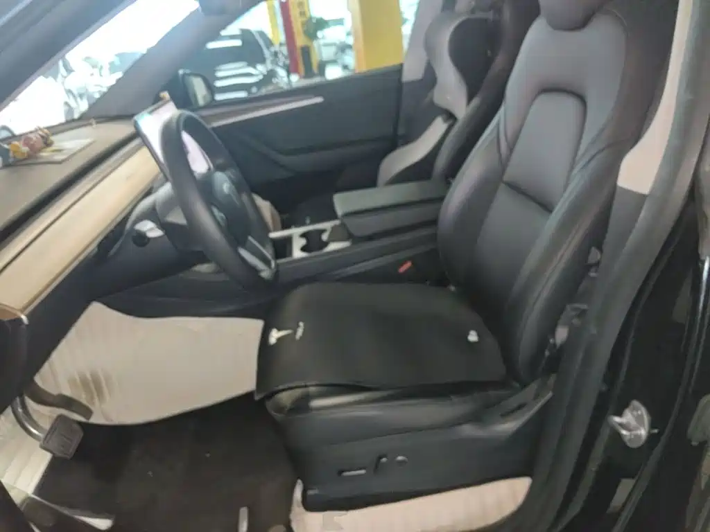 Tesla Model Y — миниатюра 15