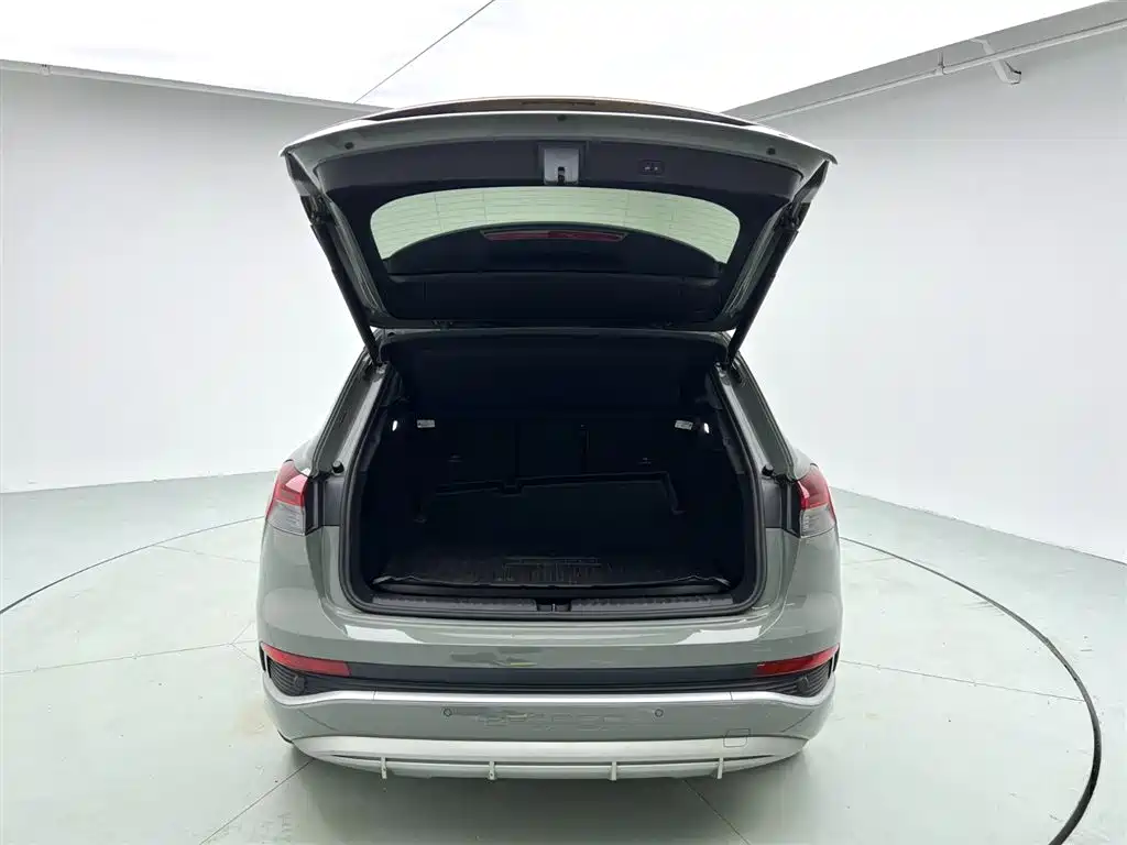AUDI Q4 E TRON