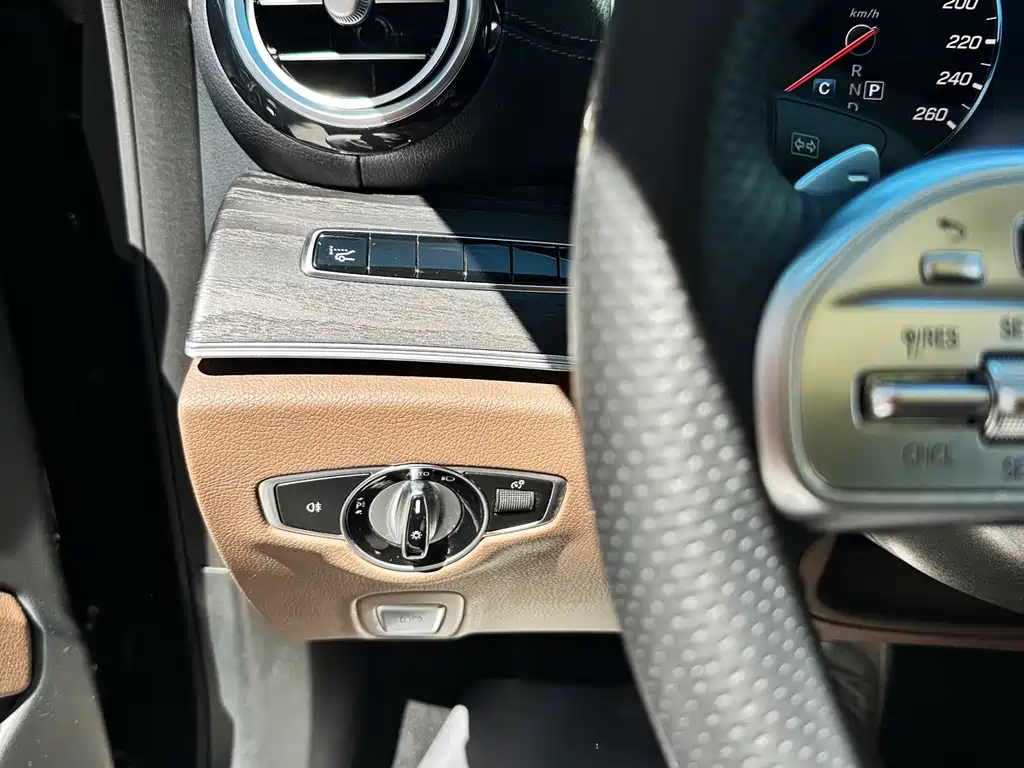 Mercedes-Benz E-Class — миниатюра 12