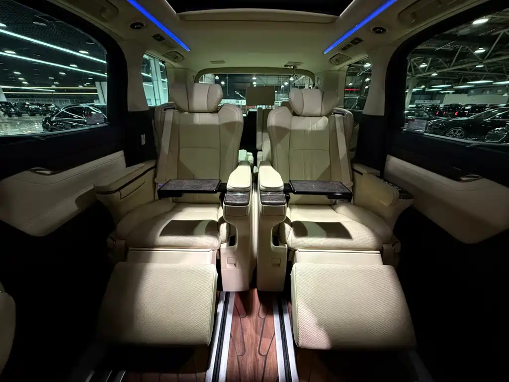 Toyota Alphard — миниатюра 12