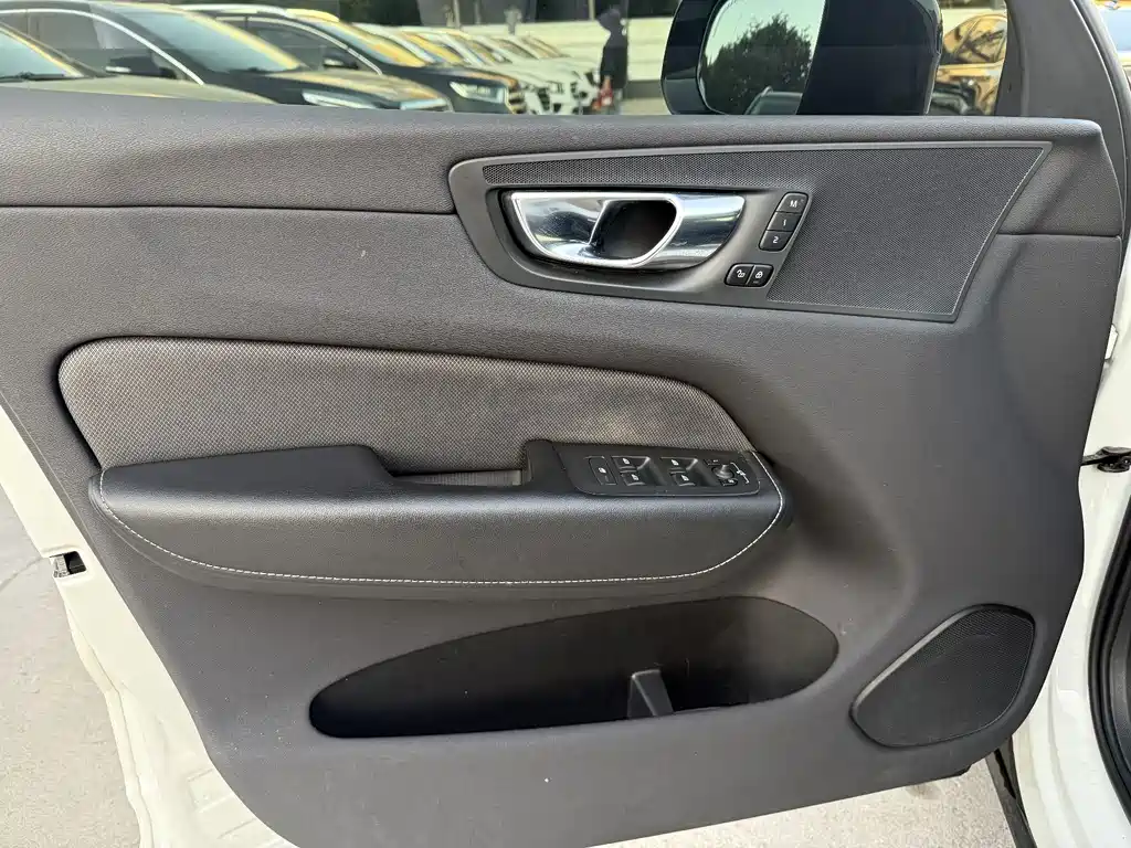 Volvo XC60 PHEV — миниатюра 3