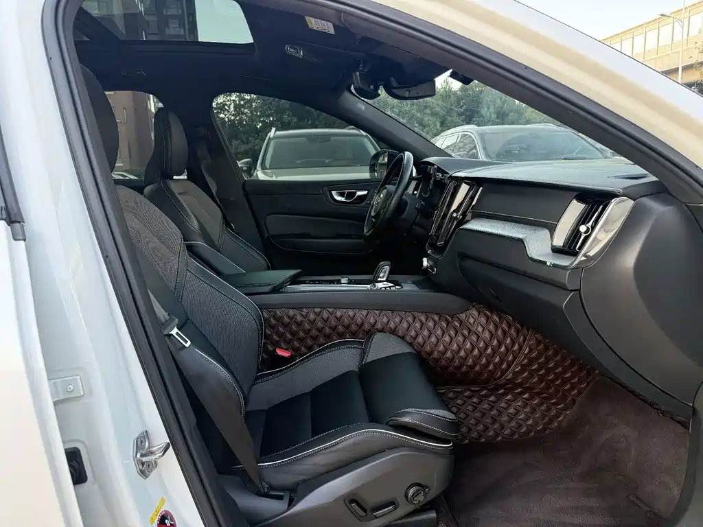 Volvo XC60 PHEV — миниатюра 9