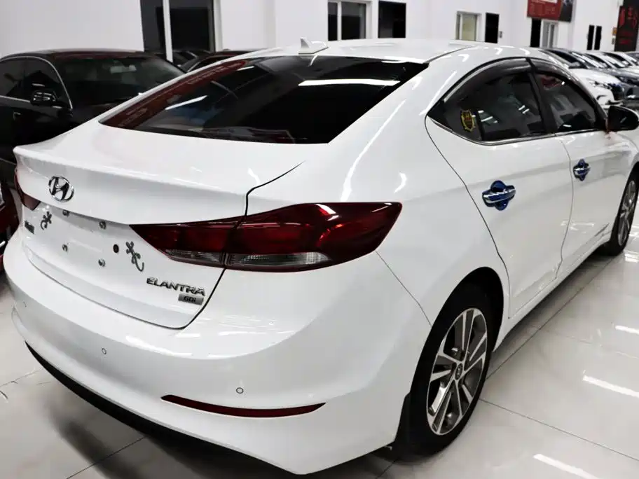 Hyundai Elantra — миниатюра 6